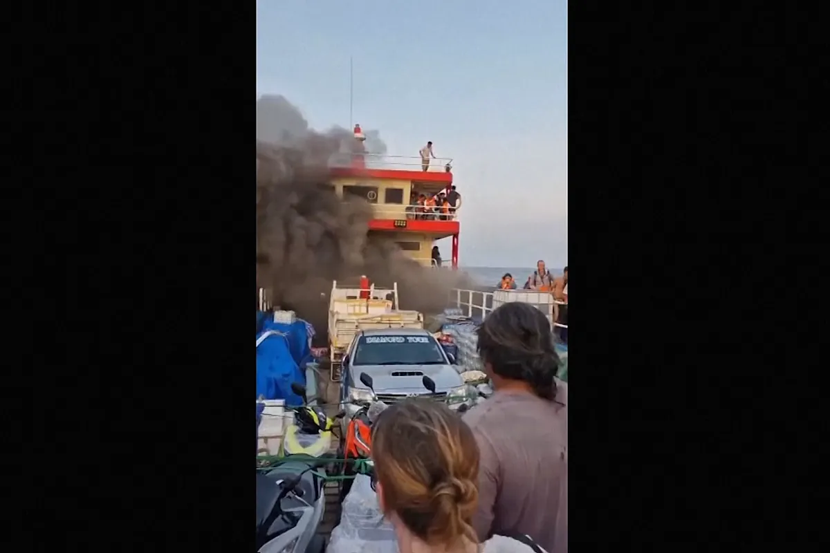 Pasajeros de ferry en Tailandia se lanzan al mar para escapar de un incendio