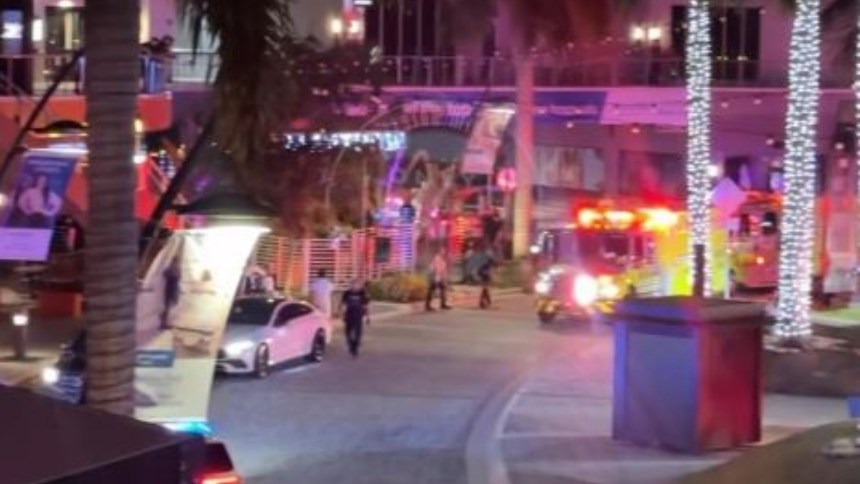 Un tiroteo en una discoteca de un centro comercial ha dejado al menos dos muertos y siete heridos