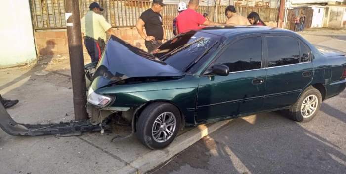 Dos heridos al chocar un vehículo contra un poste en Cabimas